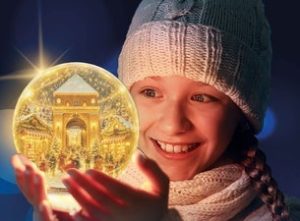 Flicka som håller i en julkula